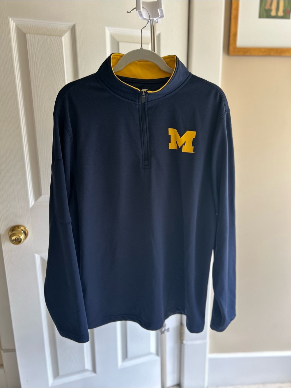 Men’s U of M Colosseum Navy Quarter-Zip Pullover  Medium. New